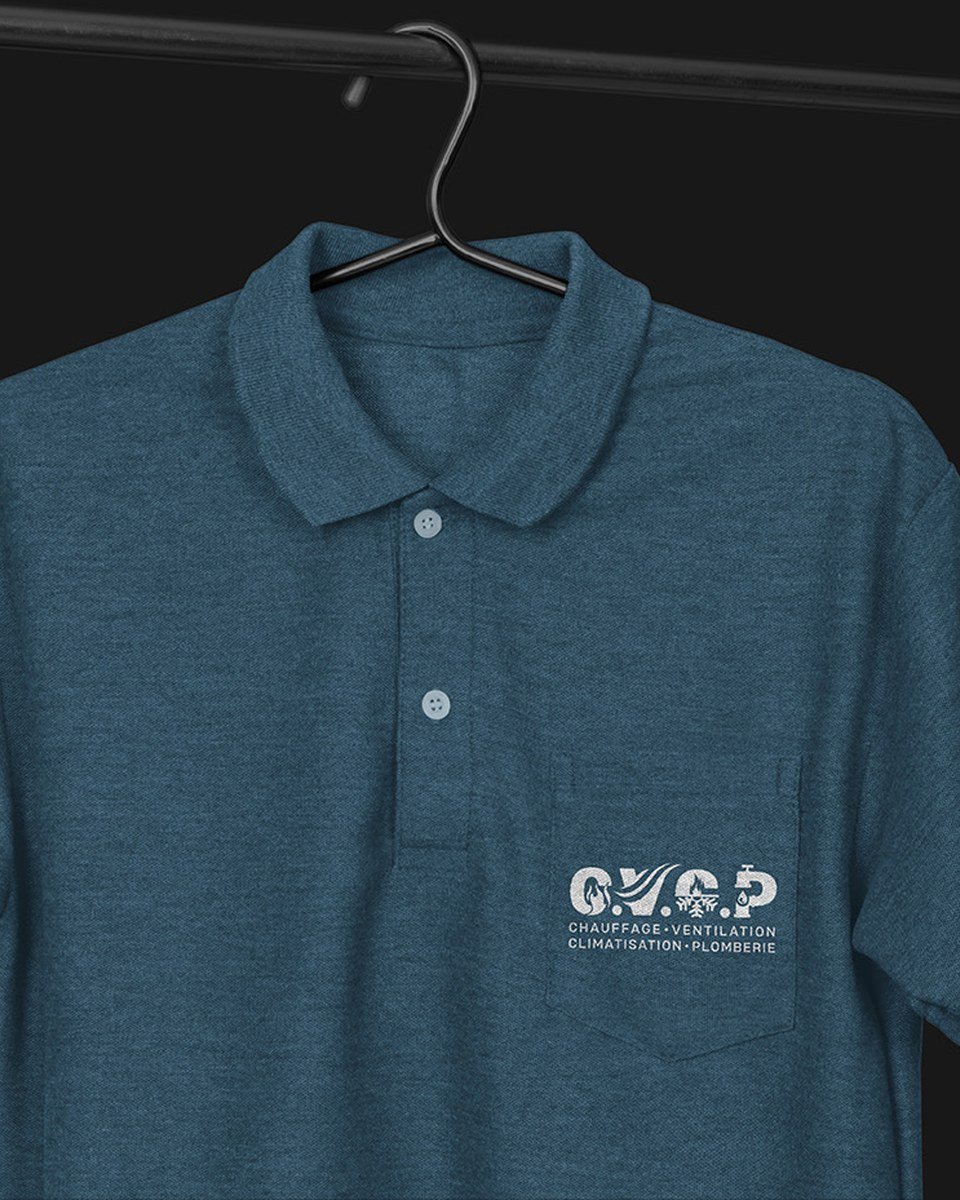 Polo marqué au logo d'une entreprise sur la poche poitrine, réalisation Markage.TOP