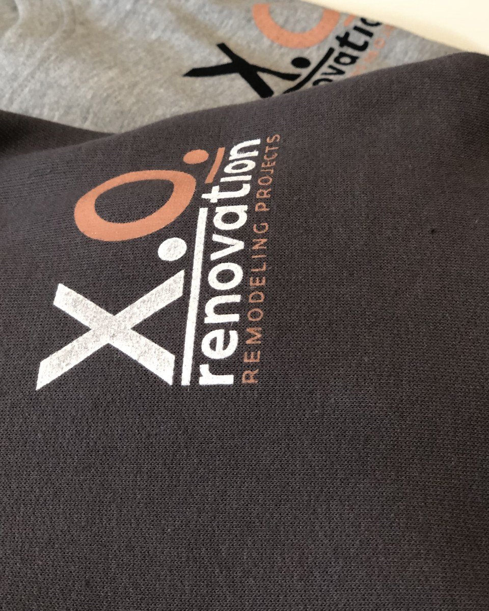 Sweat floqué au logo d'une entreprise de rénovation intérieure, réalisation Markage.TOP