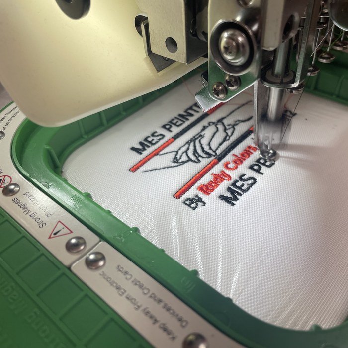 Logo d'entreprise en cours de broderie sur une machine de l'atelier Markage.TOP