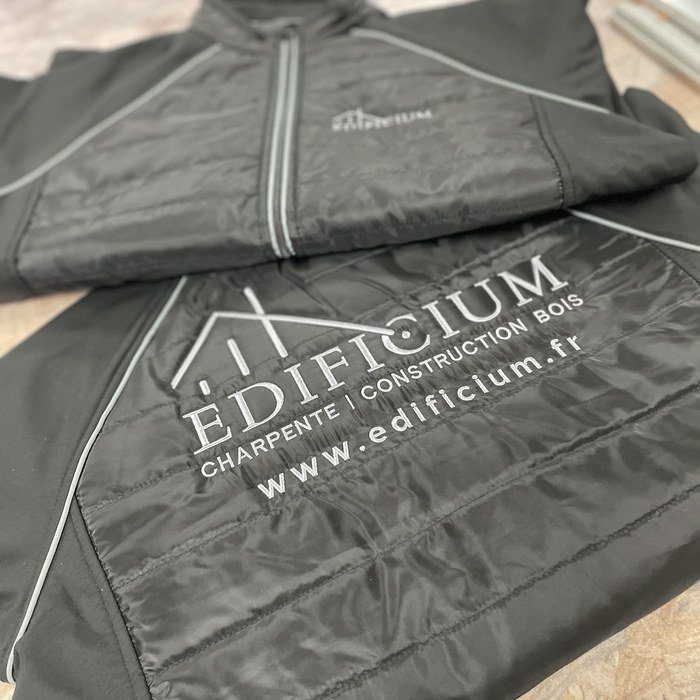 Veste brodée au dos pour une entreprise de charpente et construction bois